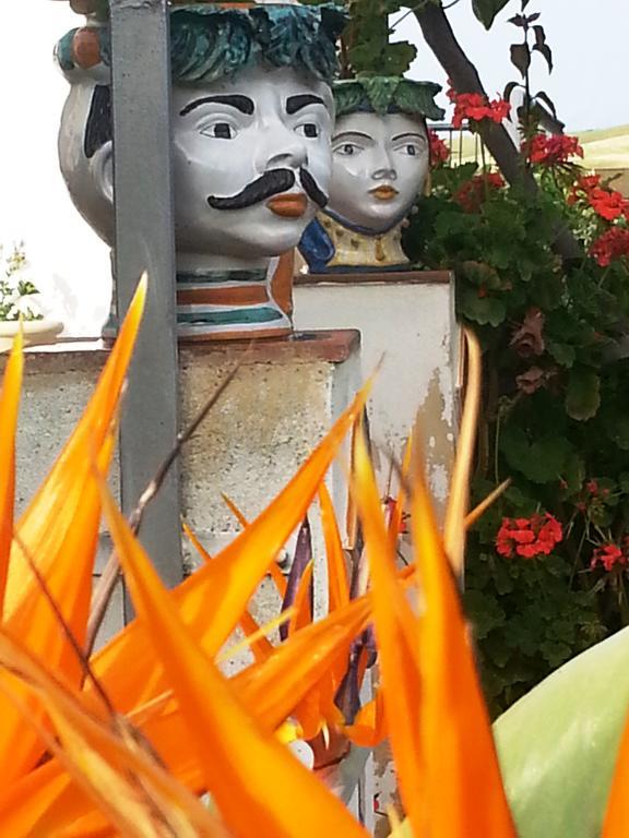 B&B La Casa Dell'Artista Assoro ภายนอก รูปภาพ