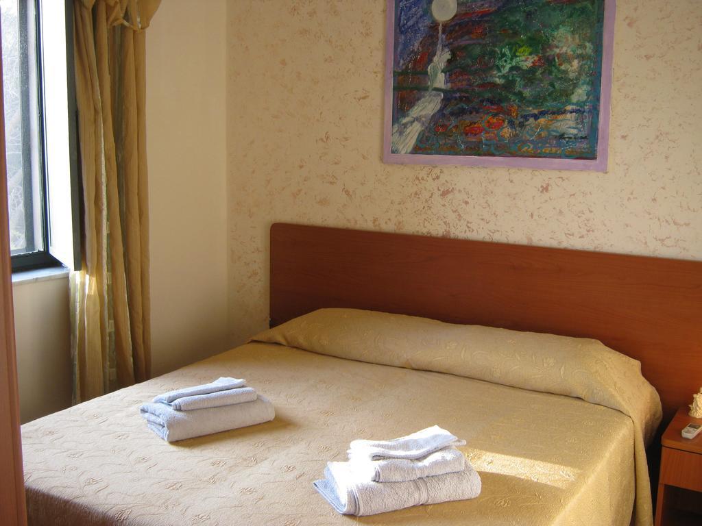 B&B La Casa Dell'Artista Assoro ภายนอก รูปภาพ
