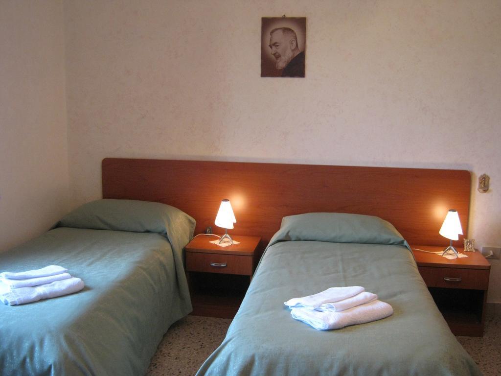 B&B La Casa Dell'Artista Assoro ภายนอก รูปภาพ